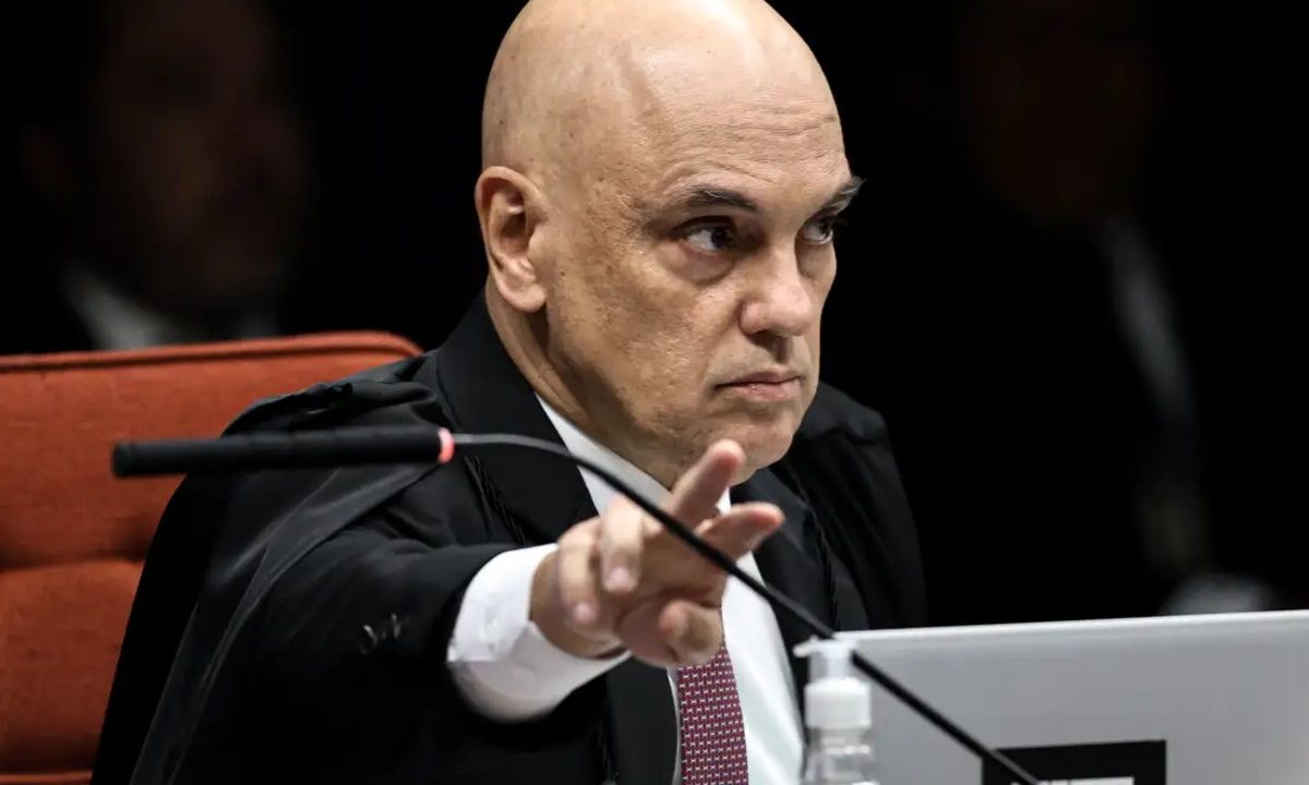 moraes-intima-defesa-bolsonaro-uso-celular-nikolas