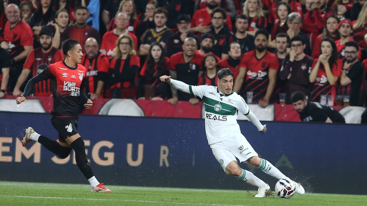 Josué em Athletico x Coritiba, na Arena da Baixada, pela Série B