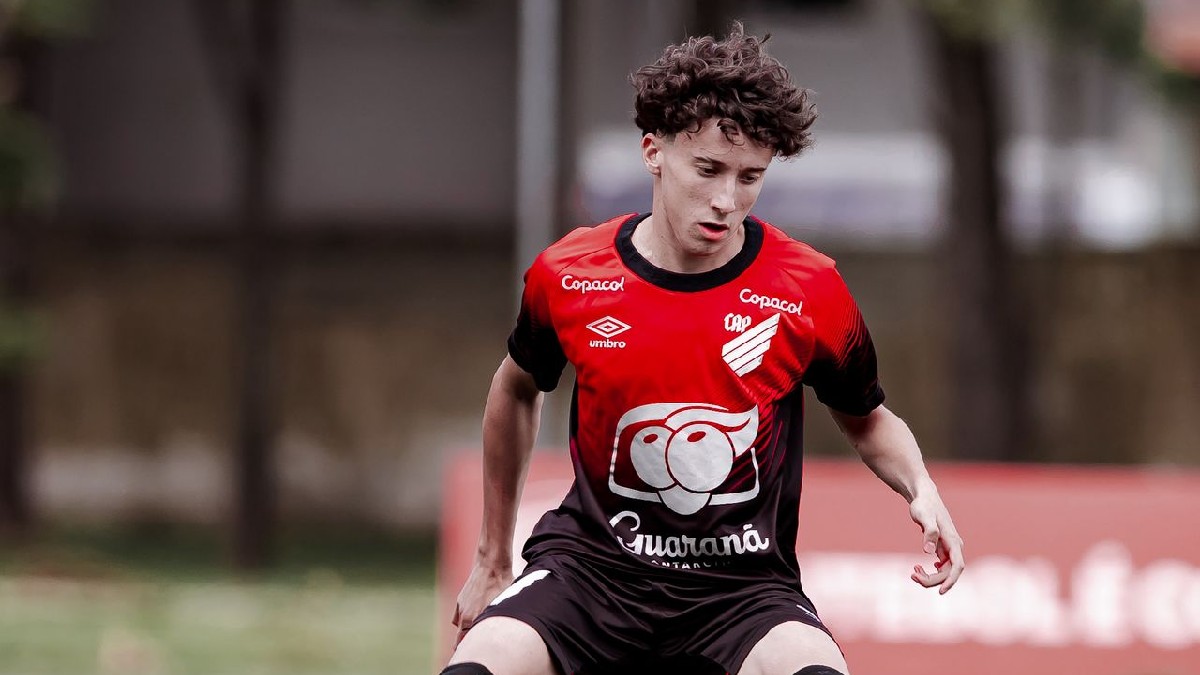 Marquinhos em ação pelo Athletico