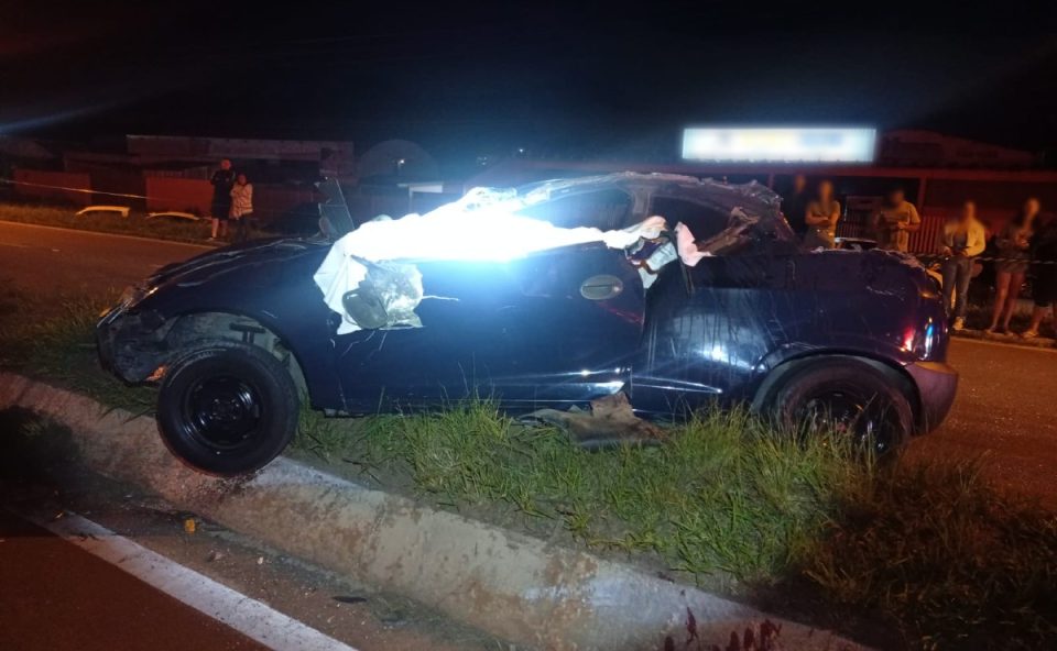 carro-celta-acidente-motorista-decapitado-colombo