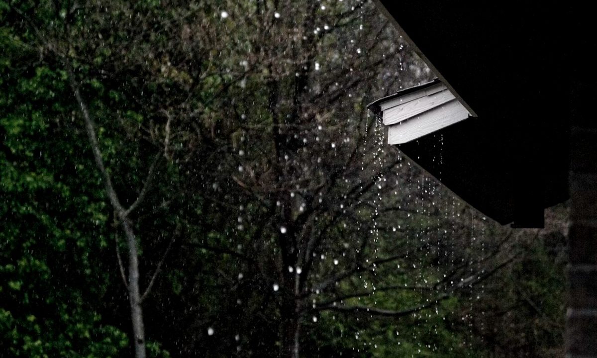 crianca-desprotegida-forte-chuva-mae-detida