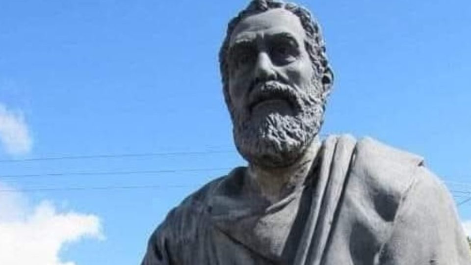 estatua-sao-pedro-peixe-mao-viraliza