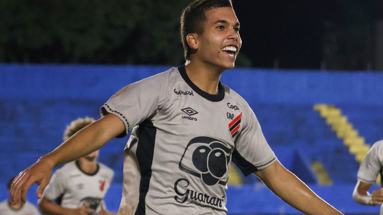 Jogador do Athletico comemora vitória na Copinha