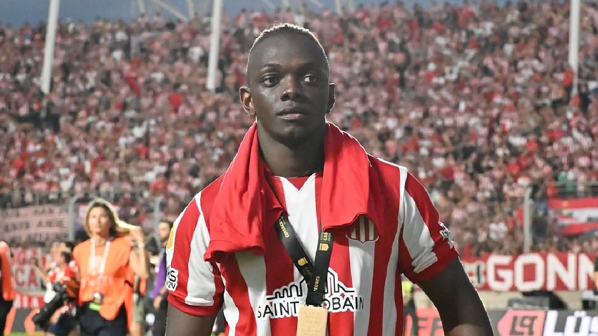 Cetre, novo reforço do Athletico, em ação pelo Estudiantes