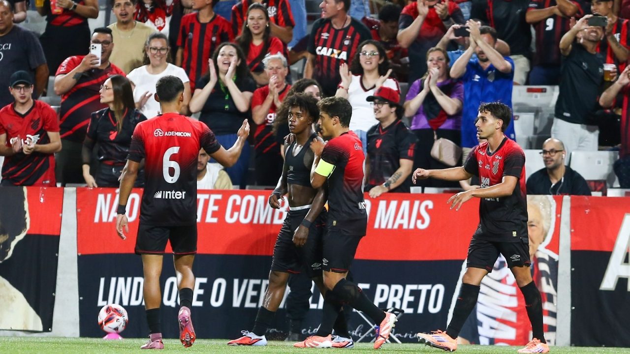Jogadores do Athletico comemoram vitória sobre o Andraus