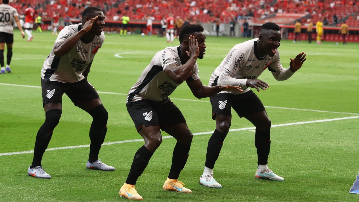 Jogadores do Athletico comemoram gol contra o Internacional