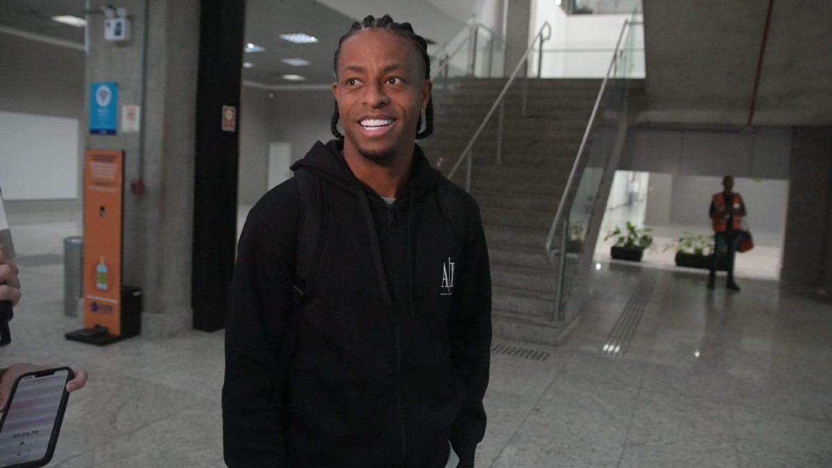 Keno, novo reforço do Coritiba, em desembarque no aeroporto Afonso Pena