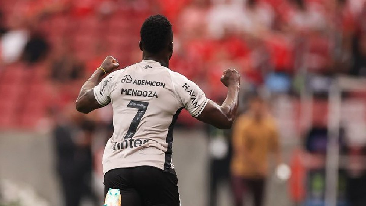 Mendoza comemora gol do Athletico contra o Internacional
