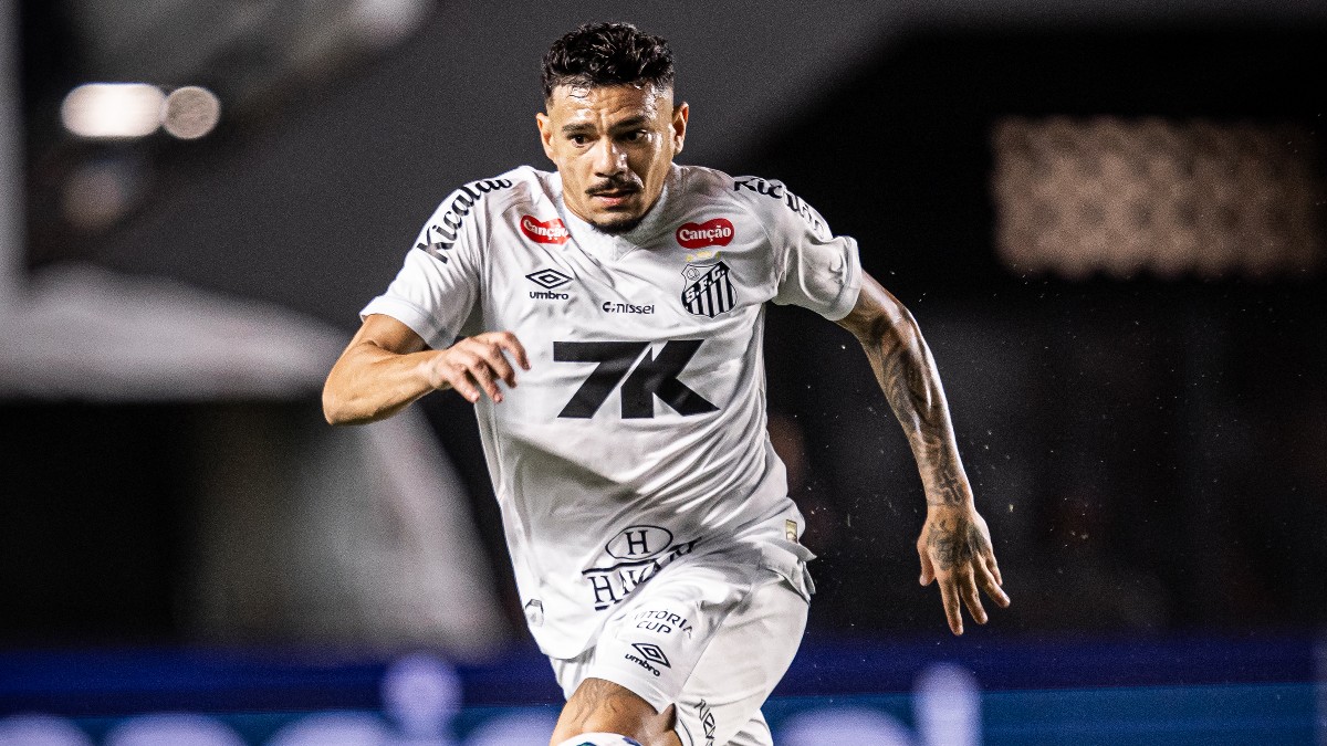 Tiquinho Soares, atacante na mira do Coritiba, em ação pelo Santos