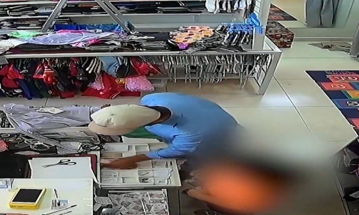 Homem assaltando loja de roupas infantis e ameaçando funcionária com faca