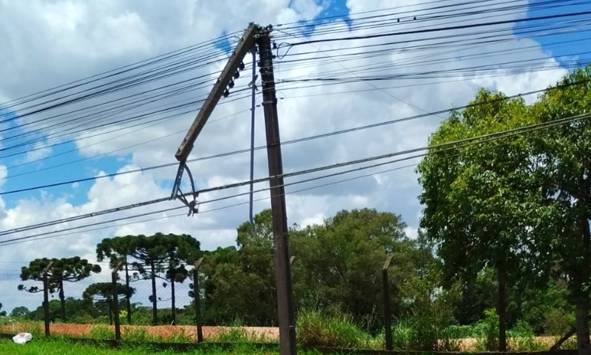 caminhao-derruba-postes-cic-curitiba-1