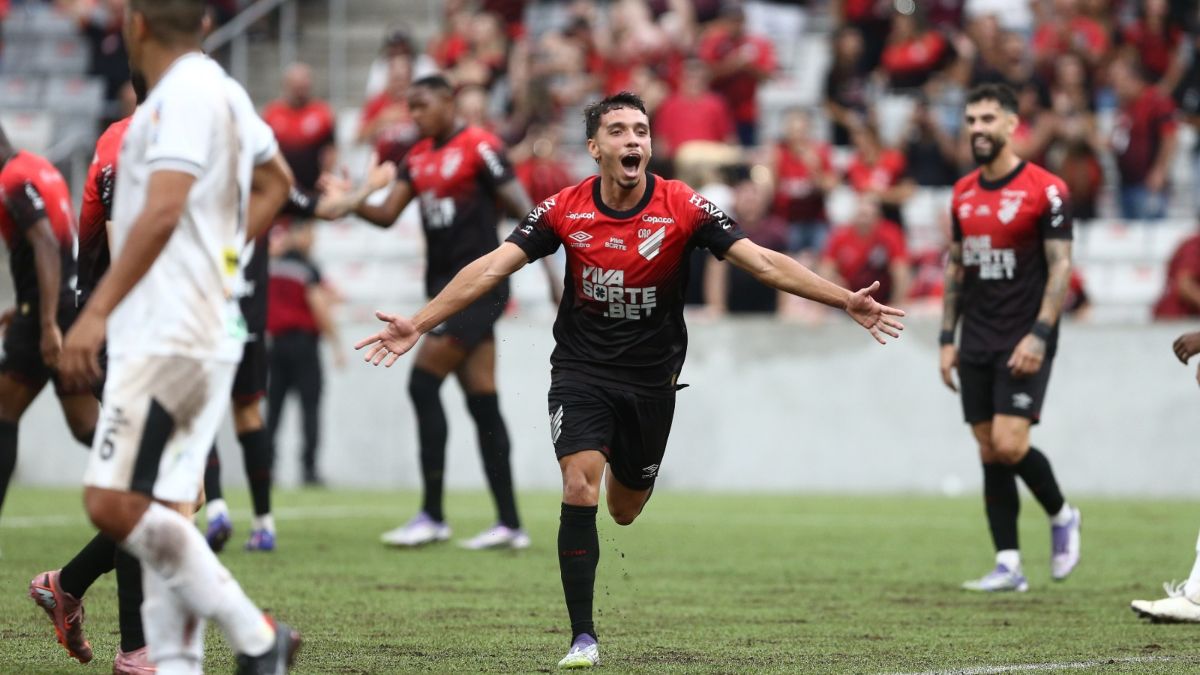 Chiqueti fez dois gols na vitória do Athletico sobre o Galo Maringá. Foto: Geraldo Bubniak/AGB