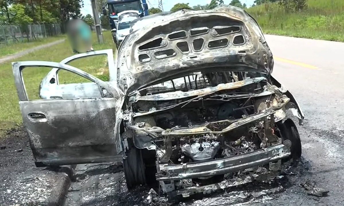Carro destruído após pegar fogo no meio da rua na Cidade Industrial de Curitiba