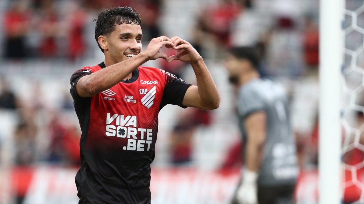 Chiqueti comemora um dos seus gols pelo Athletico contra o Galo Maringá. Foto: Geraldo Bubniak/AGB