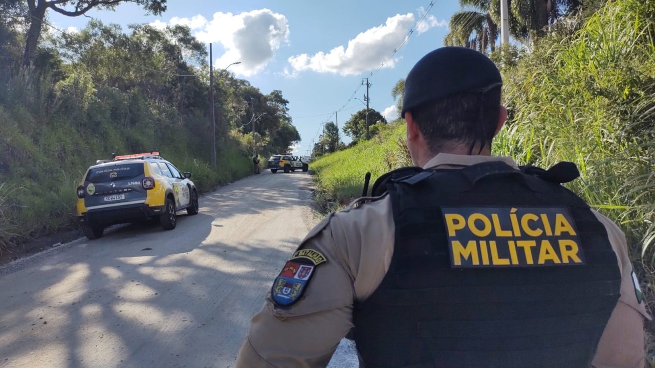 Polícia na Rua da Pedreira em caso de feminicídio