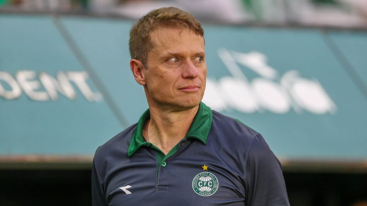 Técnico do Coritiba, Fernando Seabra, no jogo contra o Red Bull Bragantino. Foto: Geraldo Bubniak/AGB