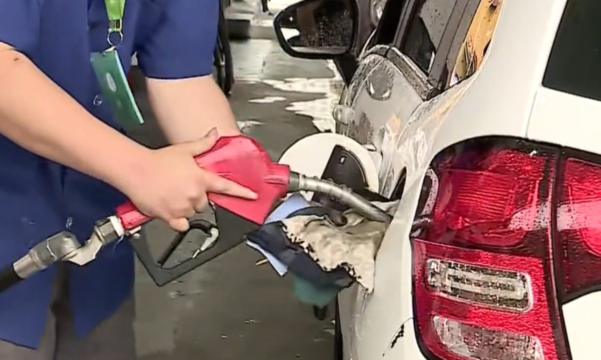 Frentista abastecendo carro.