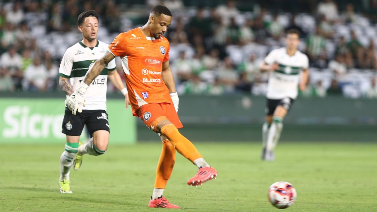 goleiro-do-foz-pede-perdao-apos-choque-com-atacante-do-coritiba