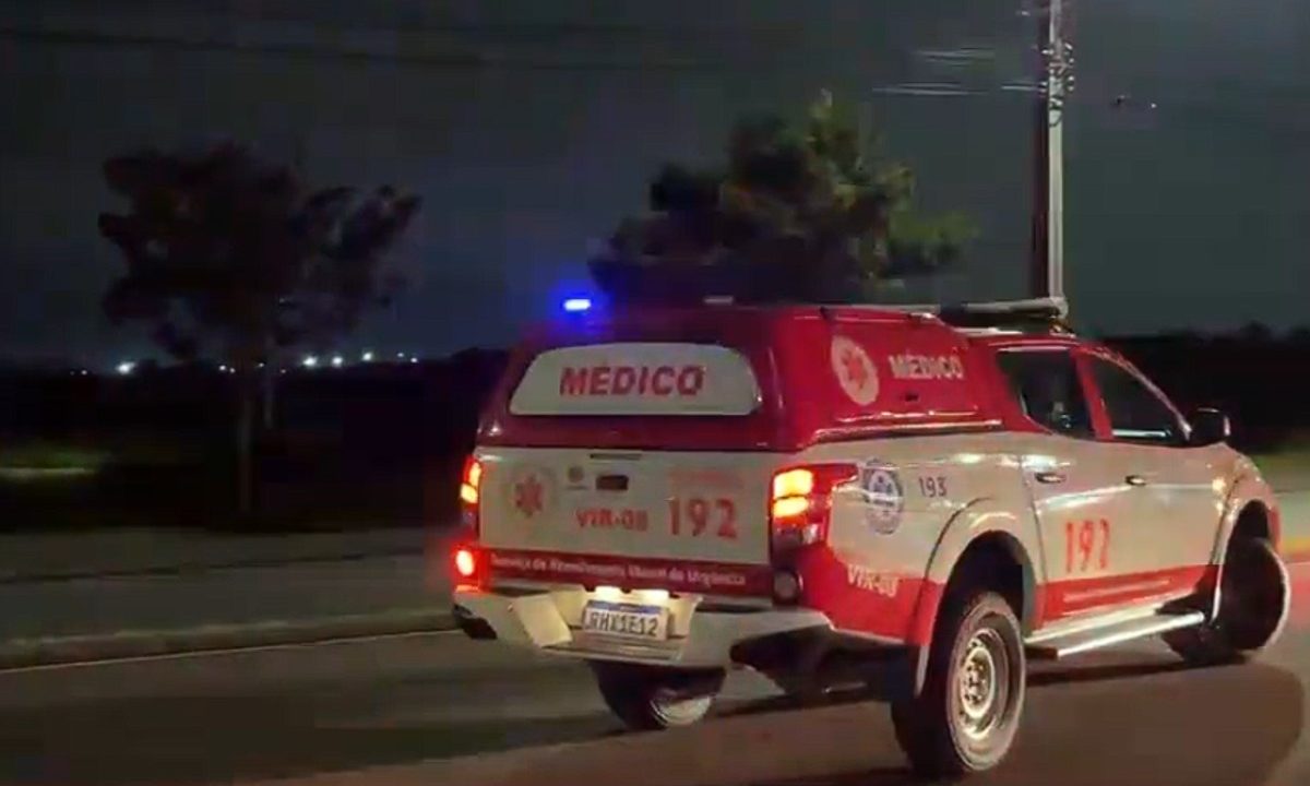 Ambulância durante atendimento médico em rua no bairro Boqueirão em Curitiba