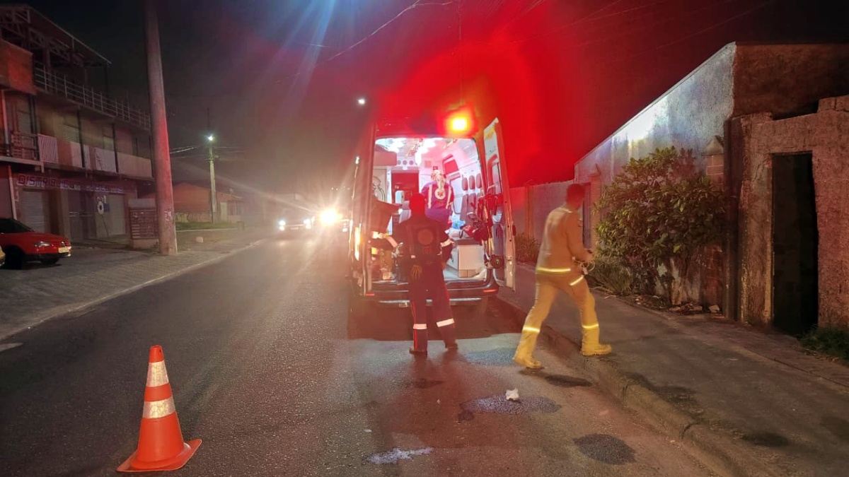 Equipes do Corpo de Bombeiros socorrem homem abandonado em construção