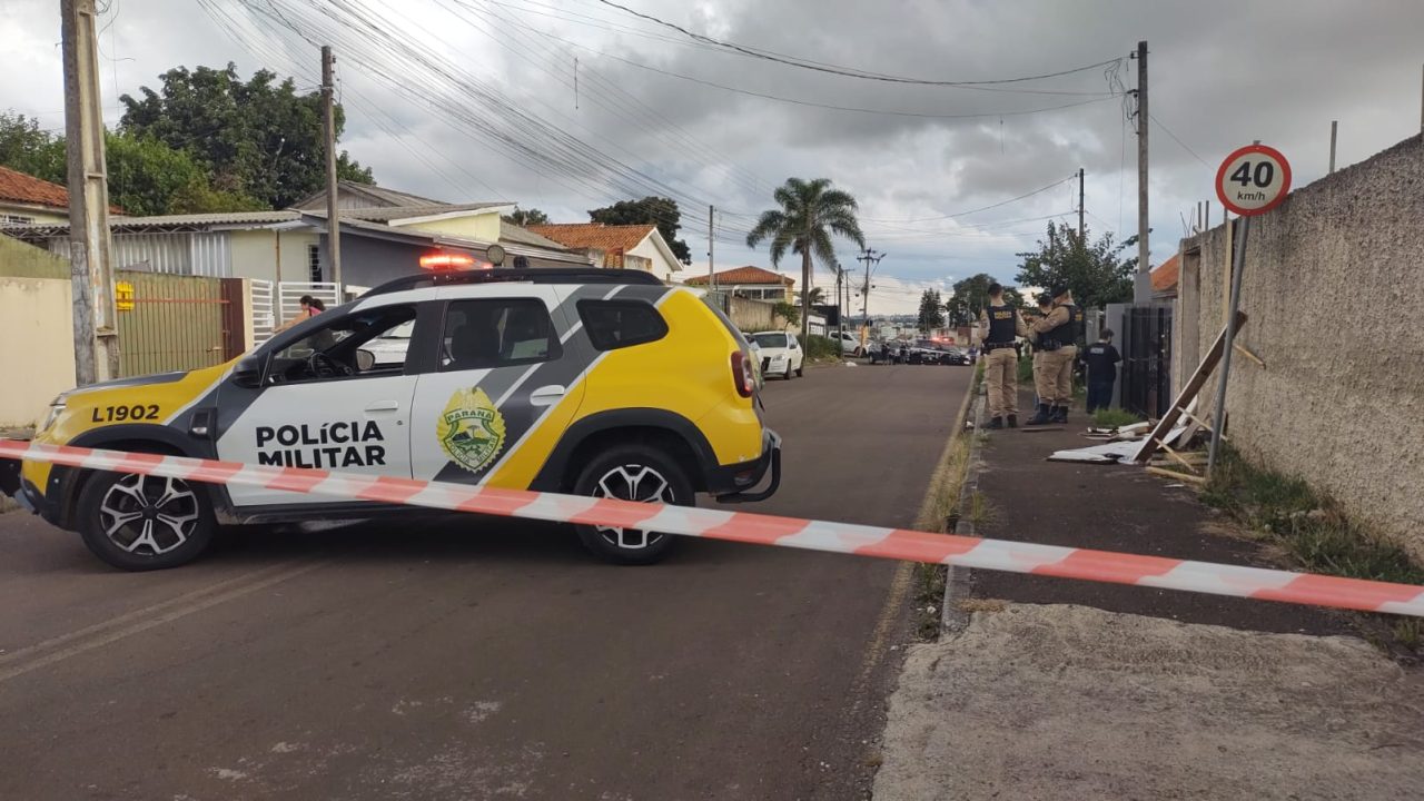 Viatura da Polícia Militar no local onde homem foi morto a tiros em Colombo