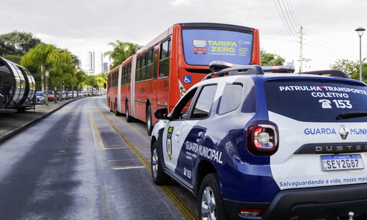 Idoso de 64 anos foi preso suspeito de importunação sexual dentro de um ônibus em Curitiba