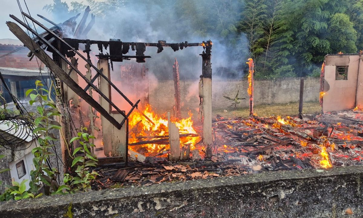 incendio-casa-madeira-sao-bras (1)