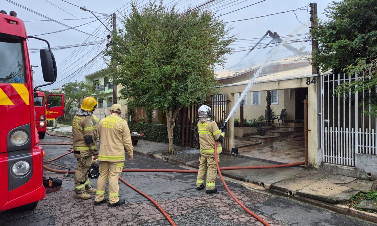 incendio-destroi-residencia