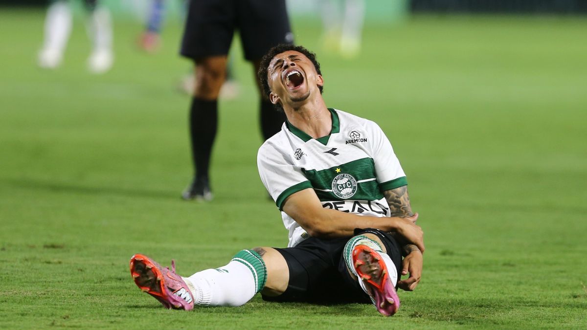 jogador-do-coritiba-deixa-estadio-com-suspeita-de-fratura