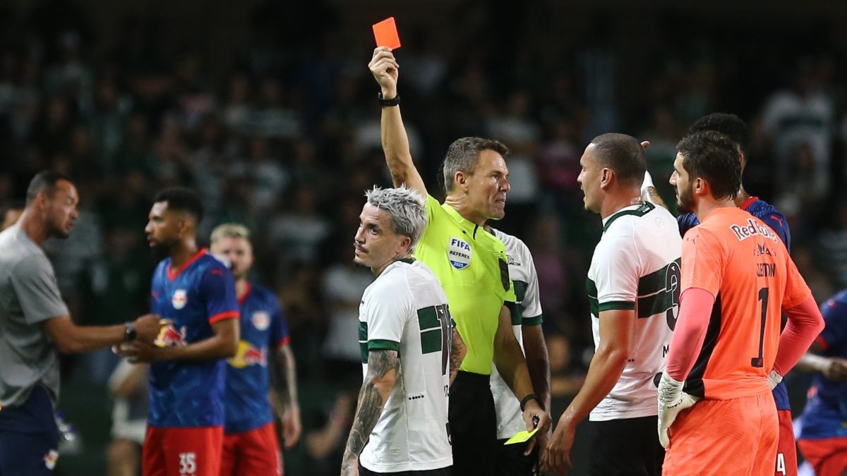 Expulsão de Josué foi importante no jogo entre Coritiba e Bragantino. Foto: Geraldo Bubniak/AGB