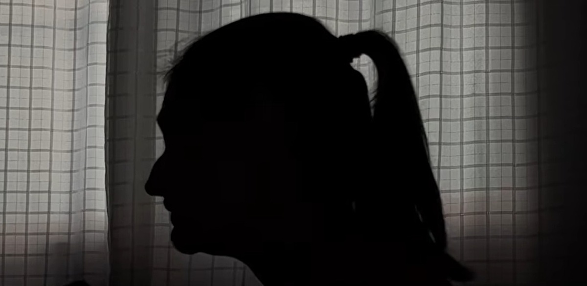 mulher que foi mantida em cárcere privado pelo padrasto por 22 anos afirma temer o criminoso