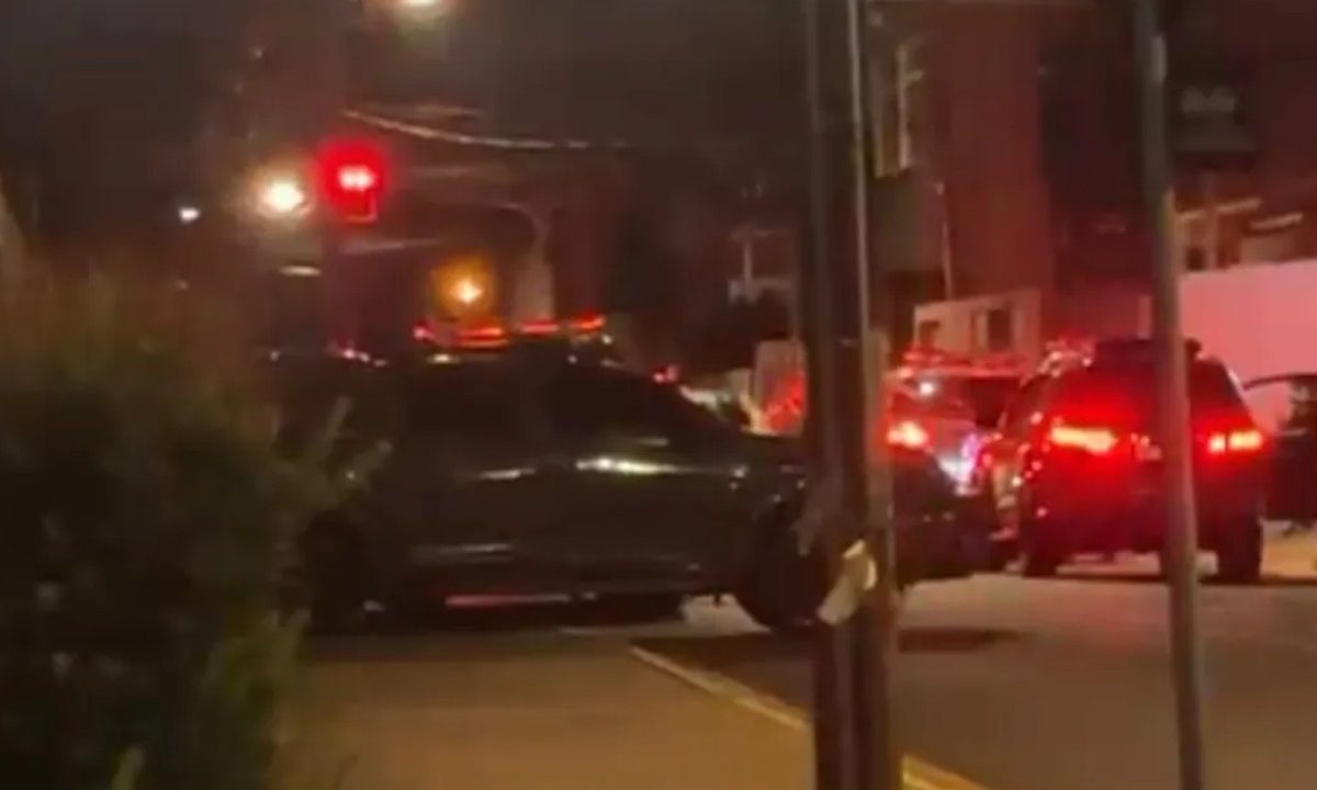 Viatura da Polícia Militar estacionada na rua durante abordagem policial