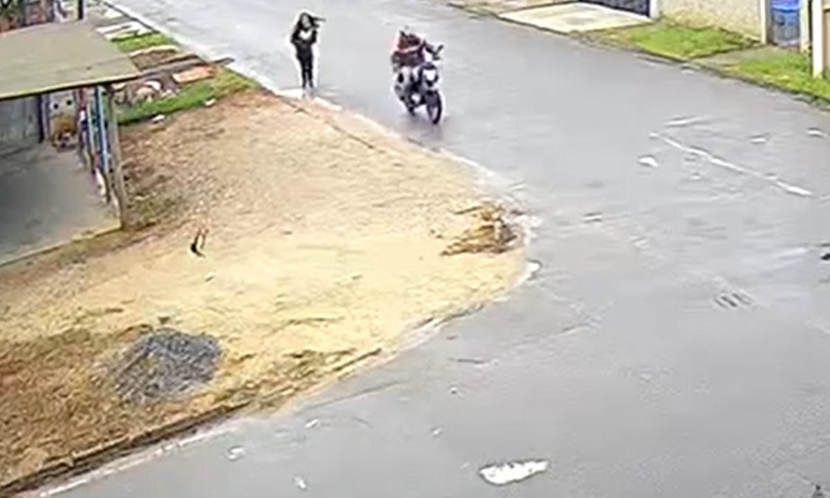 motociclista-flagrado-passando-mao-mulheres