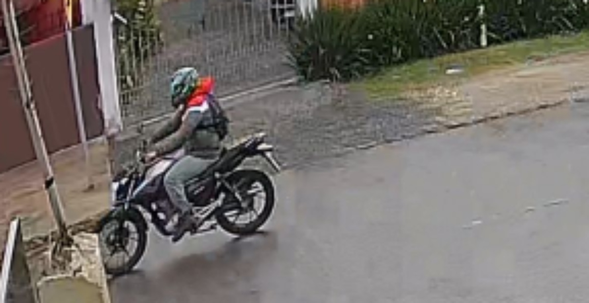 Motociclista suspeito de importunação sexual é flagrado por câmera no Jardim Guaraituba, em Colombo