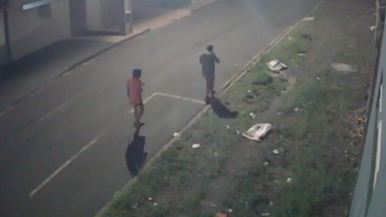 mulher-acompanha-assassino