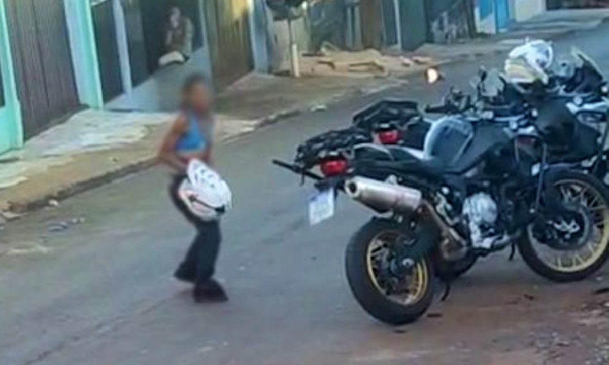 mulher-dancando-danificando-viatura-pm-cascavel