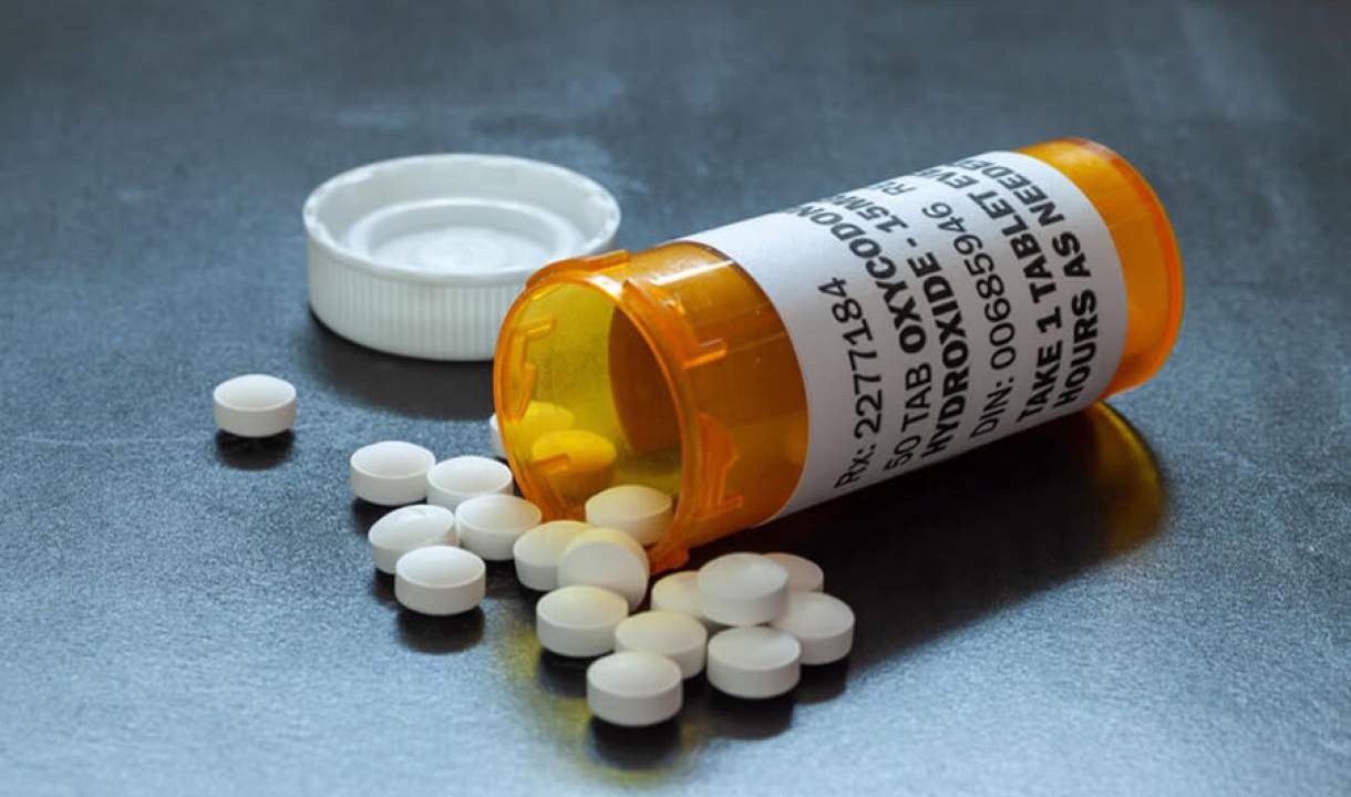 Frascos de medicamentos sobre uma superfície branca