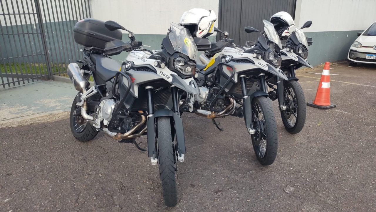 Motos da Polícia Militar em ação no Centro de Curitiba.