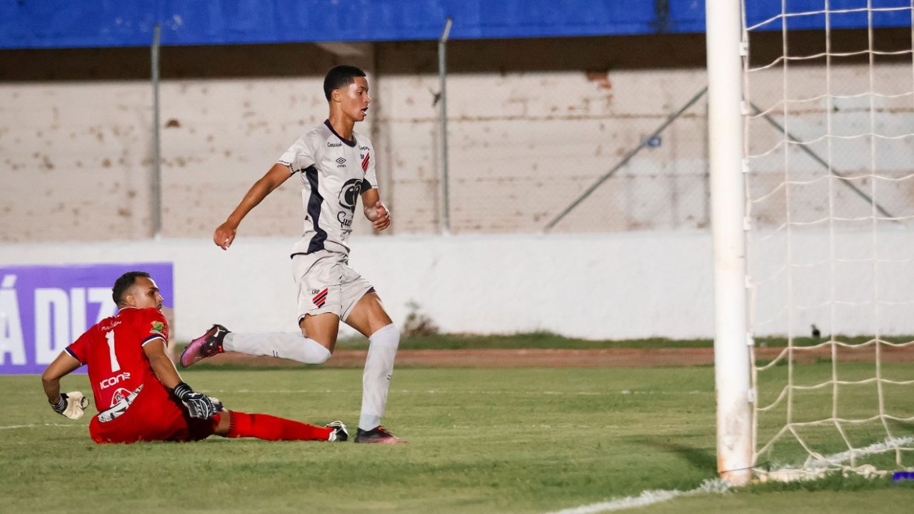 Ruan em lance do gol do Athletico contra o Maricá, pela Copinha