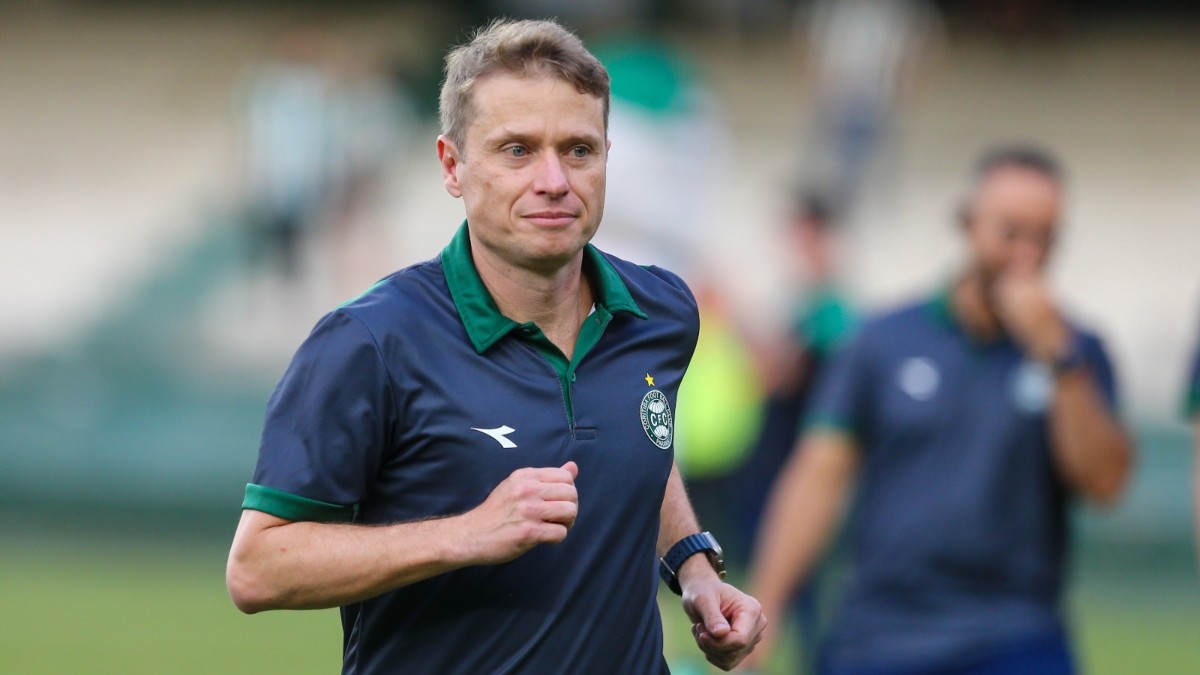 Técnico do Coritiba, Fernando Seabra, na estreia do Brasileirão 2026. Foto: Geraldo Bubniak/AGB