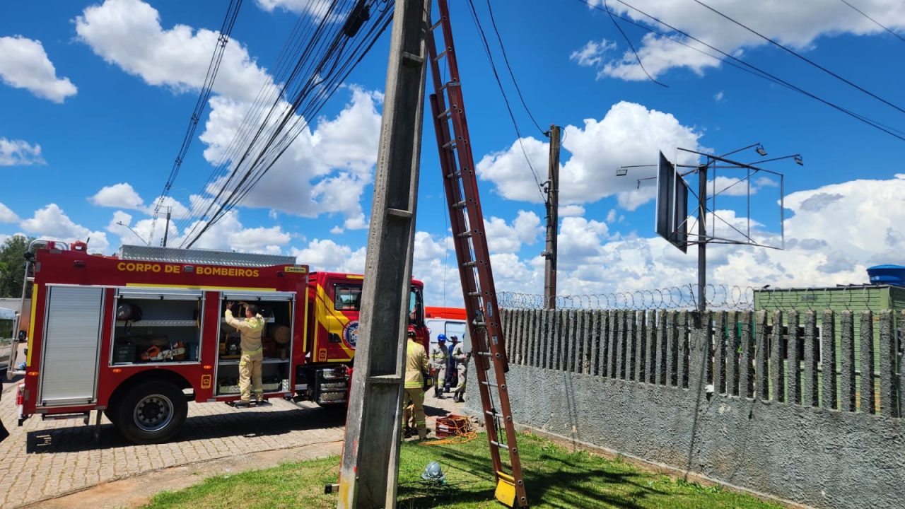 trabalhador-preso-poste-descarga-eletrica