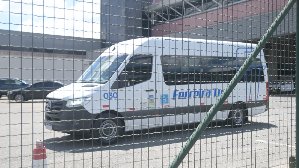Van que levou Cetré do Aeroporto ao CT do Athletico