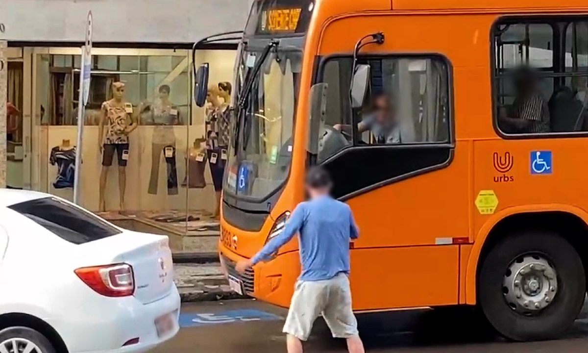 video-briga-transito-motorista-onibus-carro-centro-curitiba