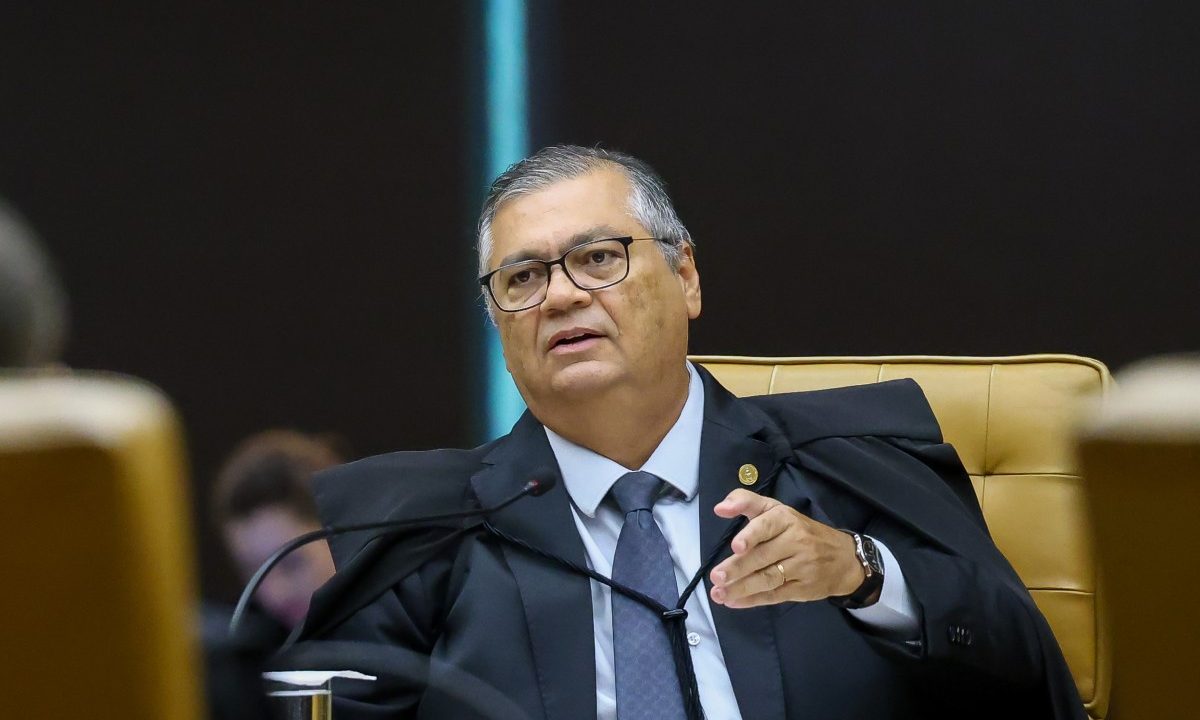 O ministro Flavio Dino, que restringiu penduricalhos no salário dos servidores públicos, durante sessão no STF