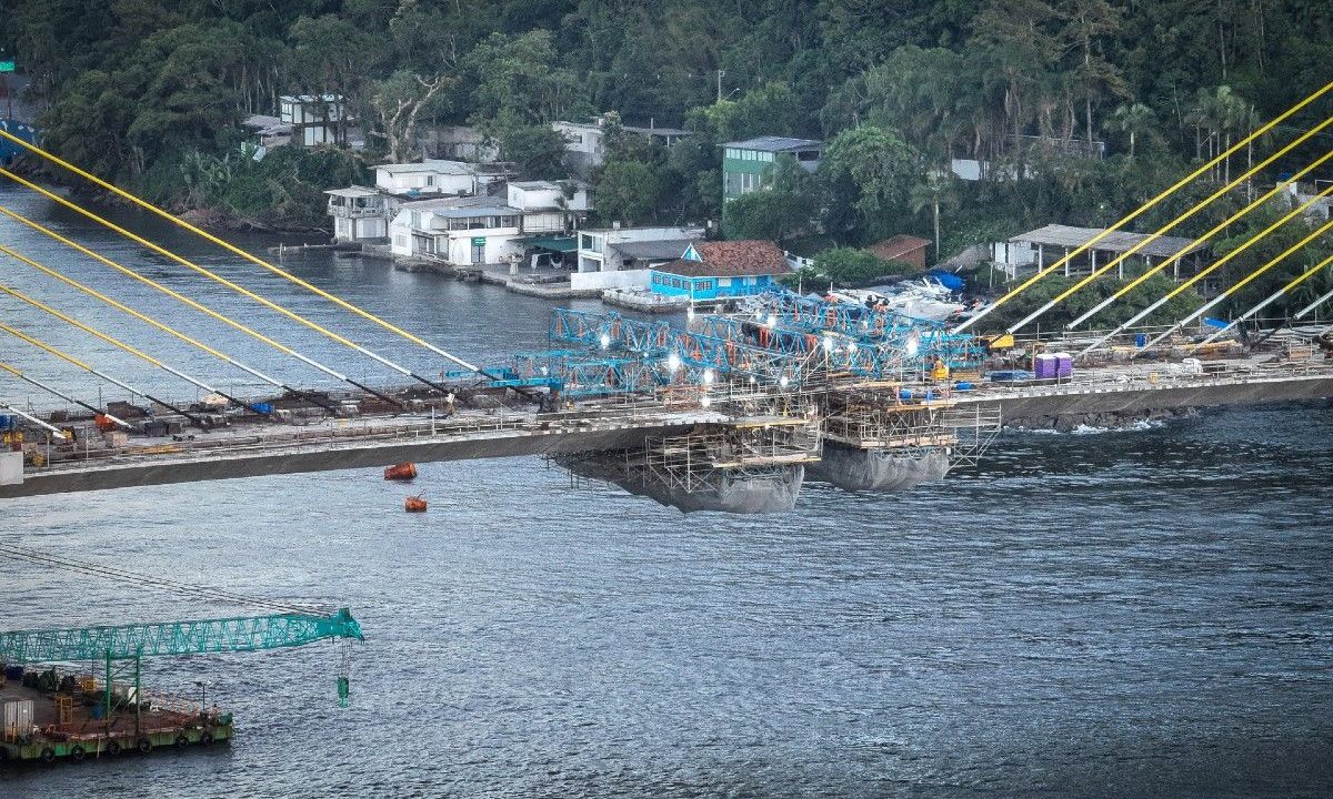 Imagem mostra a obra da Ponte de Guaratuba, no ponto da junção entre os dois lados do trecho estaiado, o chamado "beijo da Ponte de Guaratuba"