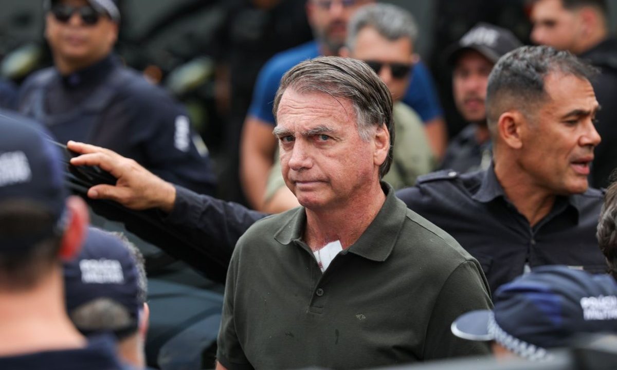 O ex-presidente Jair Bolsonaro é conduzido por policiais. Sua defesa pediu novamente prisão domiciliar para o cliente