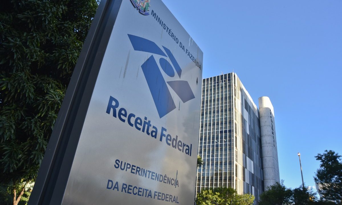 A placa do prédio da Superintendência da Receita Federal, em Brasília. Órgão está investigando a quebra de sigilo de ministros do STF e seus familiares