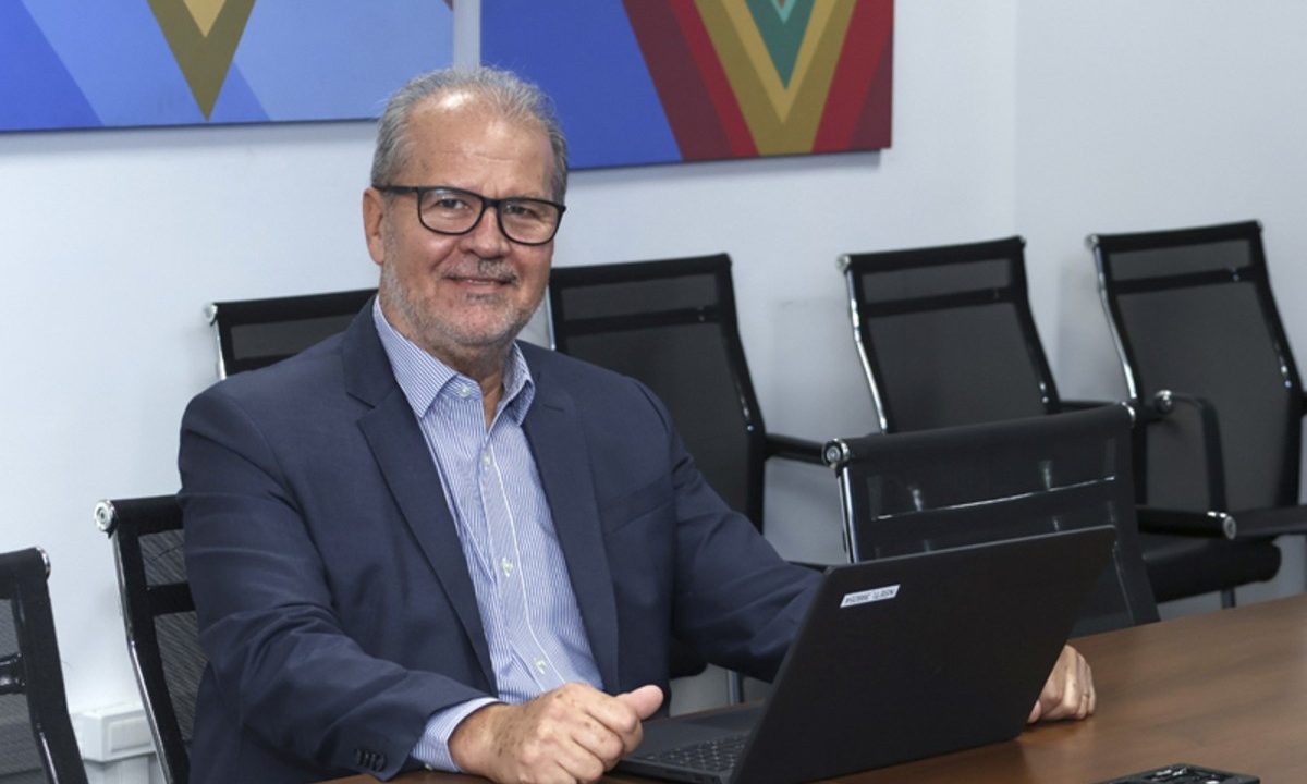 Paulo Shmidt, novo secretário municipal da Educação, sentado à mesa.