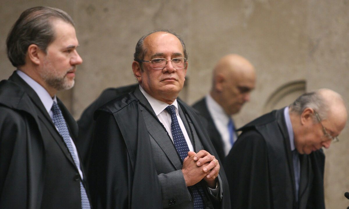 Ministro Gilmar Mendes entre ministros na sessão plenária
