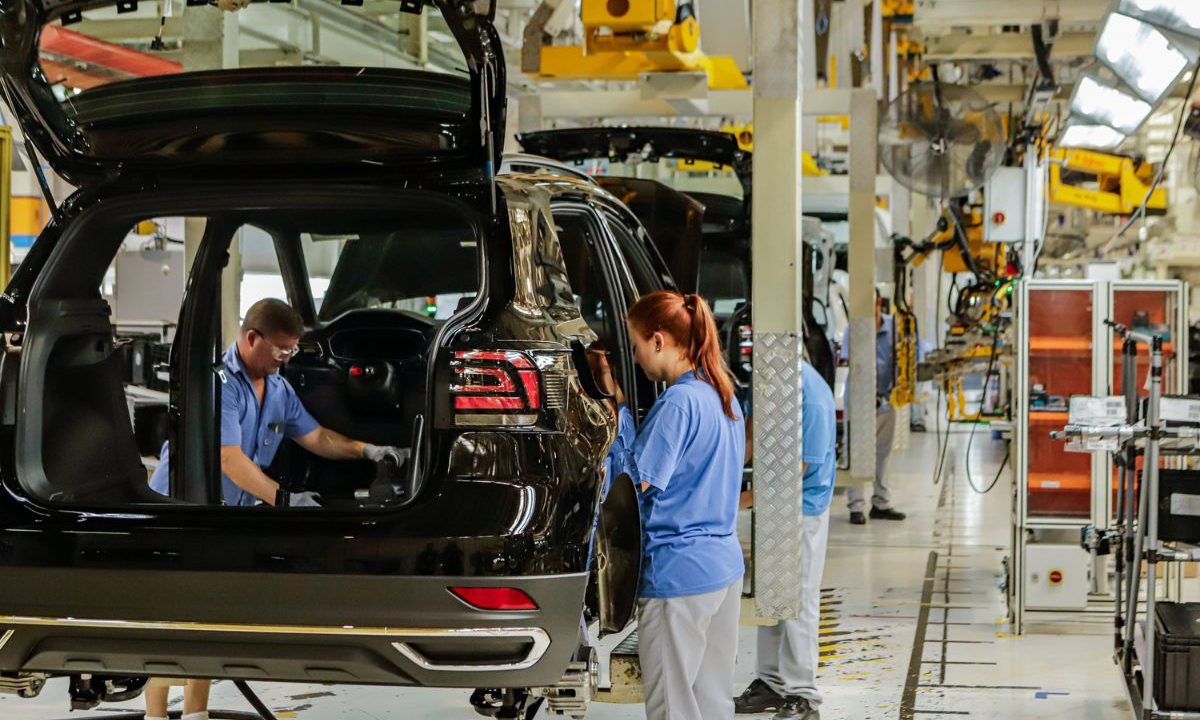 Trabalhadores na linha de produção de uma montadora de veículos. Entidades empresariais demonstram preocupação com a redução da jornada de trabalho
